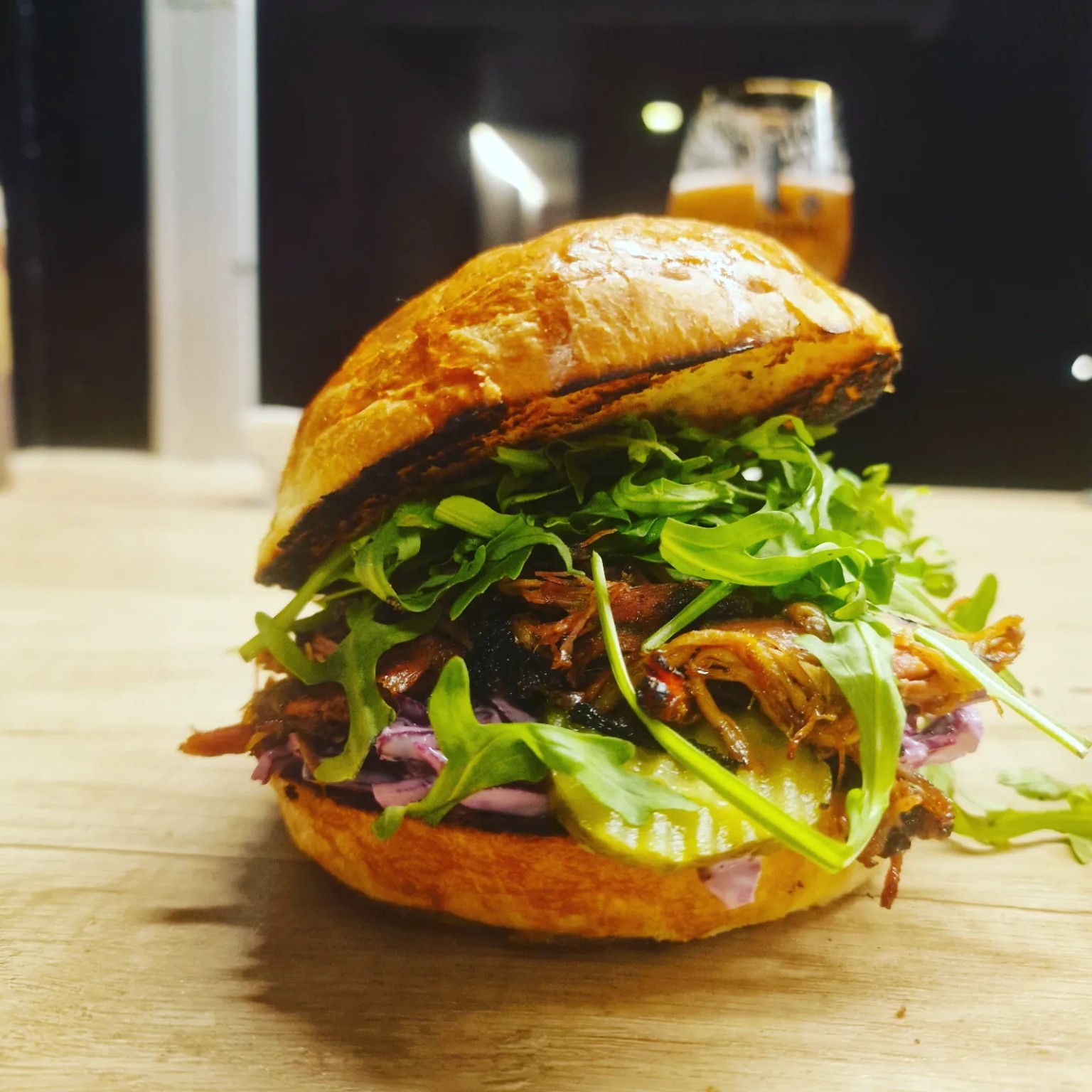 Un burger généreux préparé par Chez Gillou