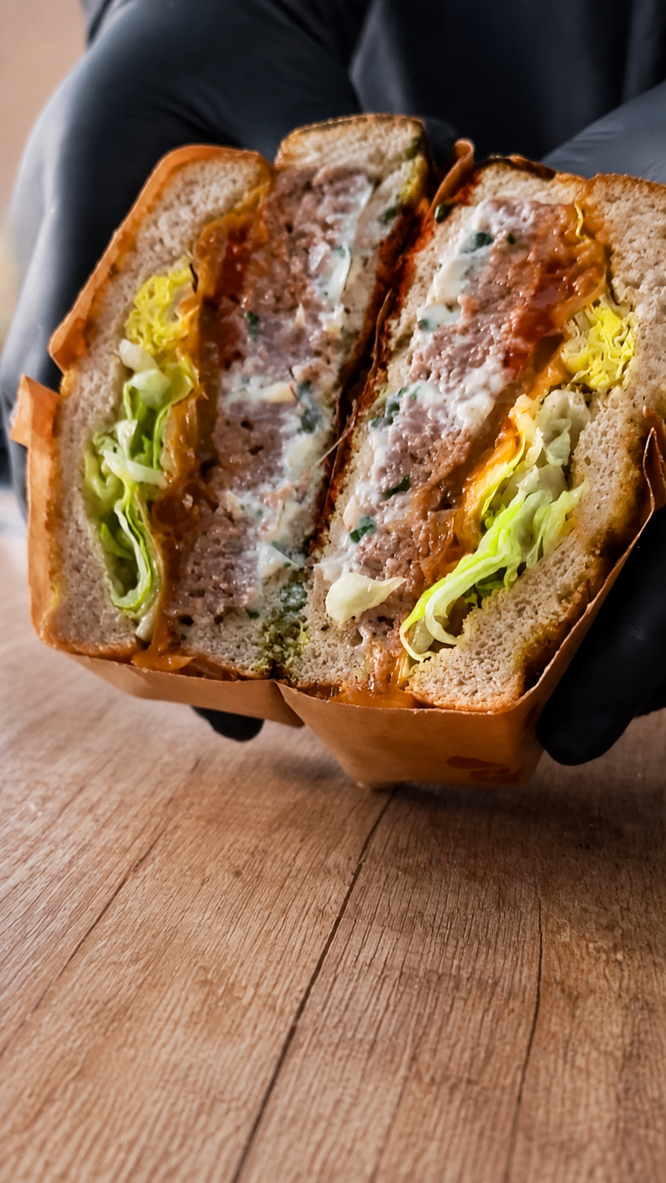 Un sandwich Chez Gillou coupé en deux dans son papier kraft