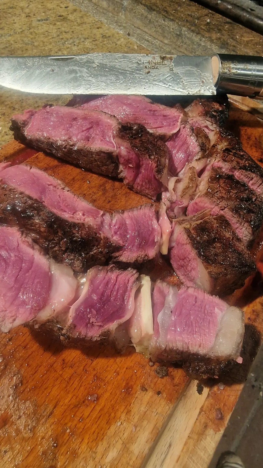 Une viande cuite et tranchée par Chez Gillou